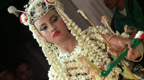 Salah seorang belia penari Rimbe Bedaya Kraton Kanoman – Cirebon | foto bang sem